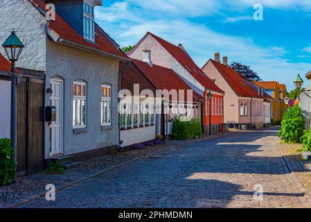 Farbenfrohe Straße in der dänischen Stadt Ebeltoft. Stockfoto