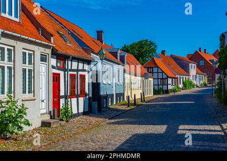 Farbenfrohe Straße in der dänischen Stadt Ebeltoft. Stockfoto