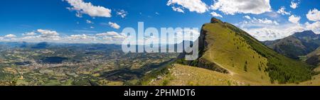 Panoramablick im Sommer auf Charance Peak und die Stadt Gap in den Hautes-Alpes. Französische Alpen, Frankreich Stockfoto