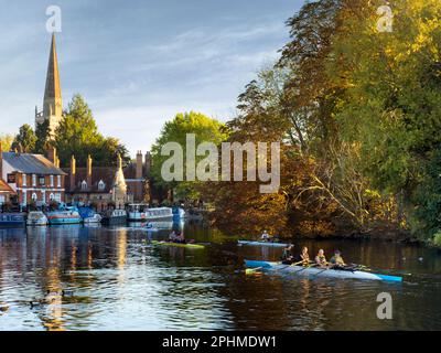 Saint Helen's Wharf ist ein bekannter Schönheitsort an der Themse, direkt oberhalb der mittelalterlichen Brücke bei Abingdon-on-Thames. Der Kai war für Centurie Stockfoto