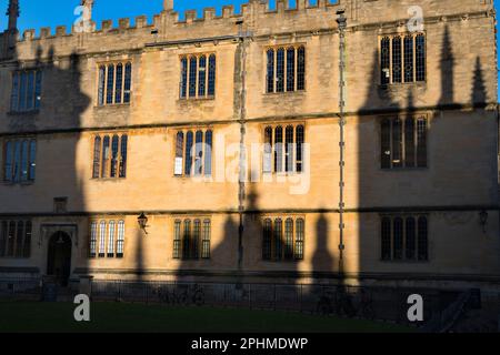 Hier sehen wir eines der berühmtesten Gebäude im Herzen von Oxford - die weltberühmte Bodleian Library der University of Oxford. Datieren zurück - in Stockfoto