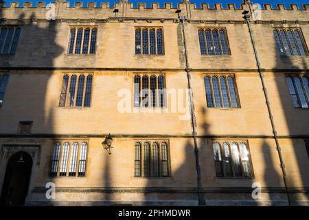 Hier sehen wir eines der berühmtesten Gebäude im Herzen von Oxford - die weltberühmte Bodleian Library der University of Oxford. Datieren zurück - in Stockfoto