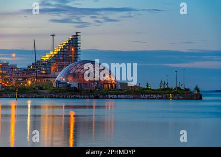 Nachtsicht auf das Aarhus Domen-Gebäude in Dänemark. Stockfoto