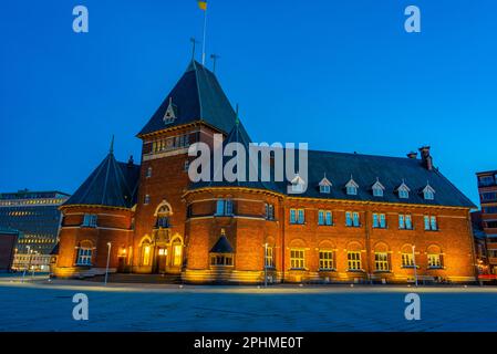 Nachtsicht auf das Toldboden-Haus in Aarhus, Dänemark. Stockfoto