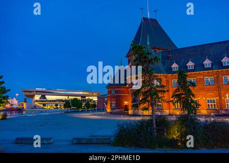 Nachtsicht auf das Toldboden-Haus in Aarhus, Dänemark. Stockfoto