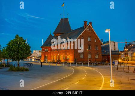 Nachtsicht auf das Toldboden-Haus in Aarhus, Dänemark. Stockfoto