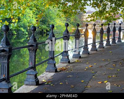 Saint Helen's Wharf ist ein bekannter Schönheitsort an der Themse, direkt oberhalb der mittelalterlichen Brücke bei Abingdon-on-Thames. Der Kai war für Centurie Stockfoto