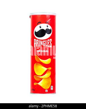 WARSCHAU - 05. MÄRZ: Rote lange Röhre mit Pringles-Logo, ursprünglicher Geschmack isoliert auf Weiß in Warschau am 05. März. 2023 in Polen. Pringles ist ein Amerikaner Stockfoto
