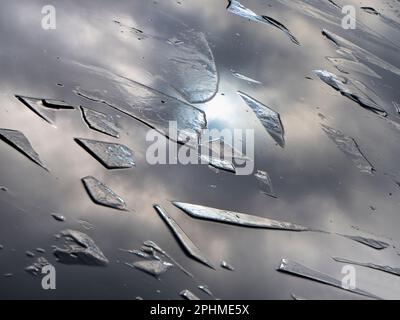 Oxfords Wasserstraßen, Kanäle, Bäche und Flüsse sind eine Quelle für viele ruhige, landschaftliche Freuden. Aber hier sehen wir eine ungewöhnliche. Nach einer extremen Erkältung Stockfoto