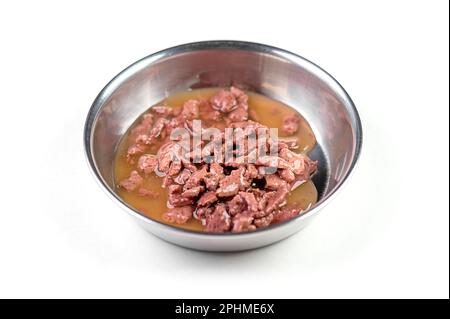 Stahlschüssel mit nassem Tierfutter, Lebensmittel isoliert auf weiß, Draufsicht Stockfoto