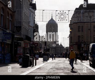 Von der Oxford Cornmarket Street - wo der mittelalterliche Maismarkt stand - sehen wir diese seltsame Nebenwirkung von Weihnachtsdekoration und Stockfoto