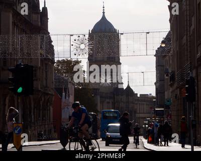 Von der Oxford Cornmarket Street - wo der mittelalterliche Maismarkt stand - sehen wir diese seltsame Nebenwirkung von Weihnachtsdekoration und Stockfoto