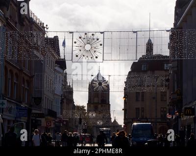 Von der Oxford Cornmarket Street - wo der mittelalterliche Maismarkt stand - sehen wir diese seltsame Nebenwirkung von Weihnachtsdekoration und Stockfoto