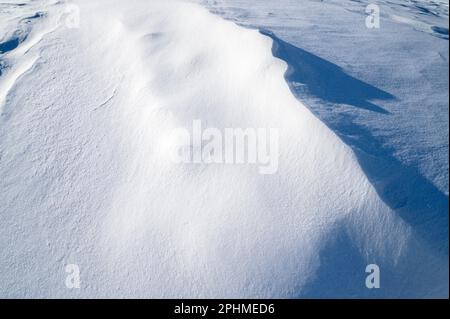 Glitzernder Schneeverwehung mit eisiger Oberfläche als Textur oder Hintergrund, Platz für Text Stockfoto