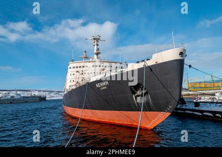 MURMANSK - 19. MÄRZ: Lenin 1957. Sowjetischer nuklearbetriebener Eisbrecher in einem Seehafen in Murmansk am 19. März. 2023 in Russland Stockfoto