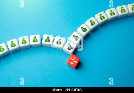 Kostensenkungen an einem Punkt führen zu Fehlern und einer Verringerung der Arbeitseffizienz. Ausgaben senken. Kostenoptimierung. Budgetkürzungen, harte Wirtschaft. Stockfoto