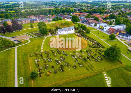 Panoramablick auf Jelling-Grabhügel in Dänemark. Stockfoto