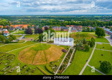 Panoramablick auf Jelling-Grabhügel in Dänemark. Stockfoto