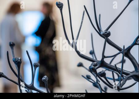 London, Großbritannien. 29. März 2023. Slim Jack, 2011-22 – Rona Pondick, die erste Solo-Ausstellung der Künstlerin in Großbritannien, präsentiert ihre Metallskulpturen von 1998 bis 2022 in Thaddaeus Ropac, London. Kredit: Guy Bell/Alamy Live News Stockfoto
