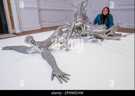 London, Großbritannien. 29. März 2023. Affen 1998-99 – Rona Pondick, die erste Solo-Ausstellung der Künstlerin in Großbritannien, präsentiert ihre Metallskulpturen von 1998 bis 2022 im Thaddaeus Ropac, London. Kredit: Guy Bell/Alamy Live News Stockfoto