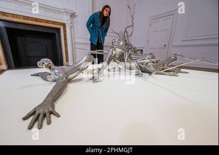 London, Großbritannien. 29. März 2023. Affen 1998-99 – Rona Pondick, die erste Solo-Ausstellung der Künstlerin in Großbritannien, präsentiert ihre Metallskulpturen von 1998 bis 2022 im Thaddaeus Ropac, London. Kredit: Guy Bell/Alamy Live News Stockfoto