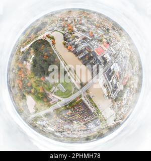 Ein dreidimensionaler Panoramablick aus der Vogelperspektive auf die Altstadt von Porvoo im Nebel im Miniplaneten-Panorama-Stil. Finnland. Stockfoto