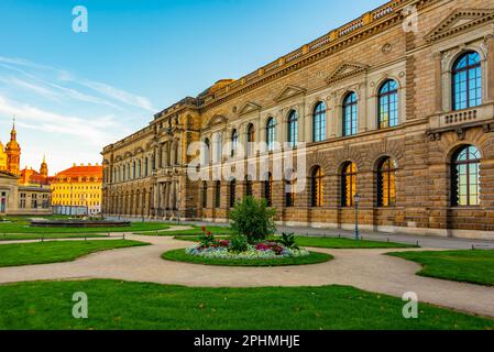 Der Zwinger Palast wurde bei Sonnenuntergang in Dresden gesehen. Stockfoto