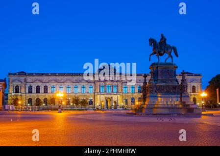 Der Zwinger-Palast während des Sonnenaufgangs in Dresden. Stockfoto