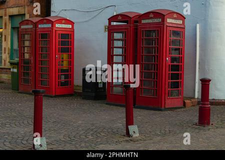 NEWARK ON TRENT, NOTTINGHAMSHIRE/ENGLAND - 29. Dezember 2022: Defibrillator in einem der roten Phonebooths. Stockfoto