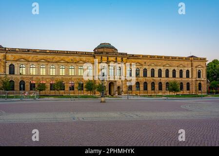 Der Zwinger-Palast während des Sonnenaufgangs in Dresden. Stockfoto