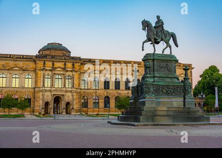 Der Zwinger-Palast während des Sonnenaufgangs in Dresden. Stockfoto