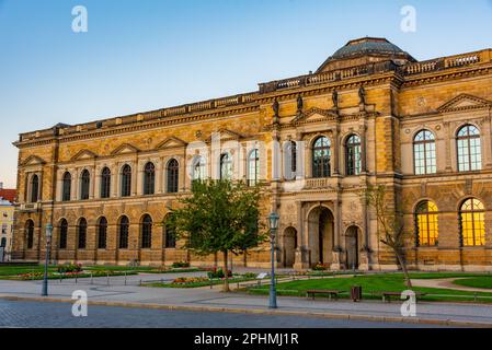 Der Zwinger-Palast während des Sonnenaufgangs in Dresden. Stockfoto