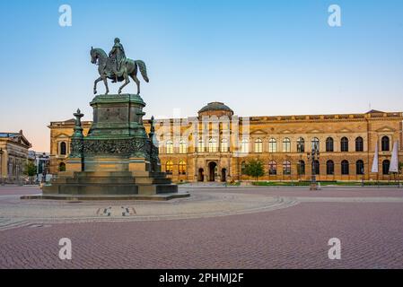 Der Zwinger-Palast während des Sonnenaufgangs in Dresden. Stockfoto