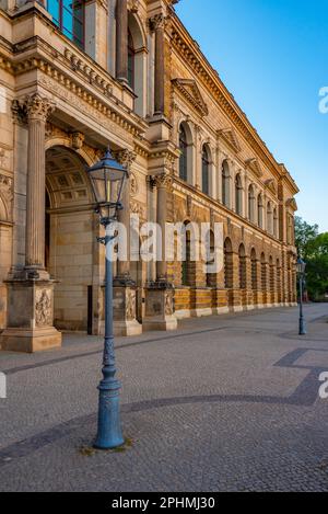 Der Zwinger-Palast während des Sonnenaufgangs in Dresden. Stockfoto