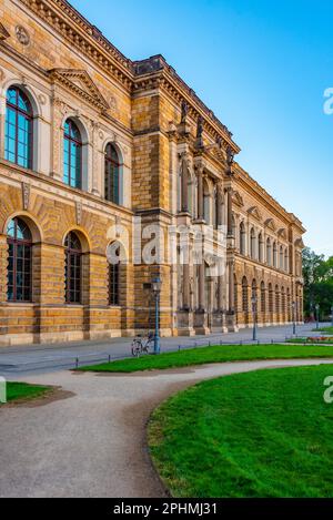 Der Zwinger-Palast während des Sonnenaufgangs in Dresden. Stockfoto