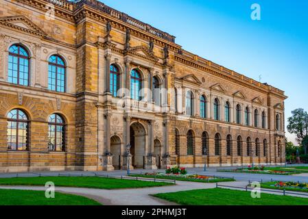 Der Zwinger-Palast während des Sonnenaufgangs in Dresden. Stockfoto