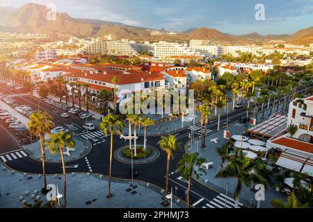 Sonnenuntergang über den Straßen des Ferienresorts Playa de las Americas auf Teneriffa. Kanarische Inseln, Spanien Stockfoto