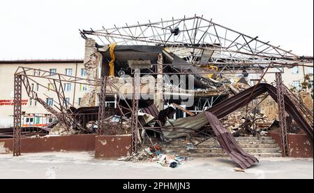 IZYUM, UKRAINE - MÄRZ 19, 2023: Blick auf das zerstörte Gebäude des Rettungsdienstes als Folge des russischen Raketenfeuers auf die Stadt Stockfoto