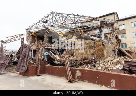 Blick auf das zerstörte Gebäude des Rettungsdienstes als Folge des russischen Raketenfeuers auf die Stadt in Izyum, Charkiv reg. Ukraine Stockfoto