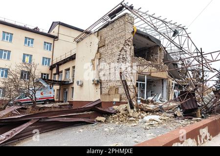 IZYUM, UKRAINE - MÄRZ 19, 2023: Blick auf das zerstörte Gebäude des Rettungsdienstes als Folge des russischen Raketenfeuers auf die Stadt Stockfoto