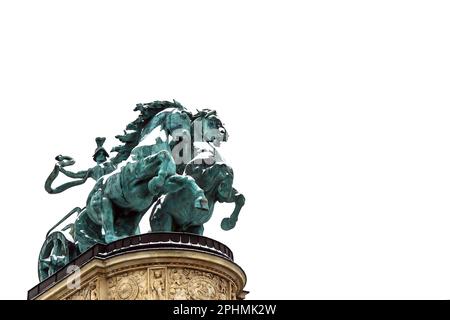 Allegorische Kriegsstatue, im Schnee. Millenniums-Denkmal in Hősök Tere (Platz der Helden), Budapest. 1896-1900 Stockfoto