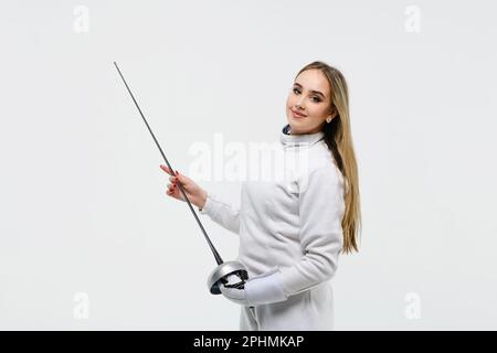 Teenager-Mädchen im Fechtkostüm mit Schwert in der Hand isoliert auf weißem Hintergrund Stockfoto