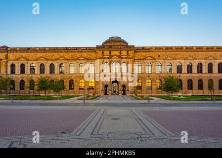 Der Zwinger-Palast während des Sonnenaufgangs in Dresden. Stockfoto