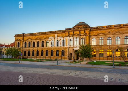 Der Zwinger-Palast während des Sonnenaufgangs in Dresden. Stockfoto