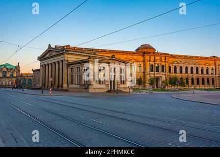 Der Zwinger-Palast während des Sonnenaufgangs in Dresden. Stockfoto