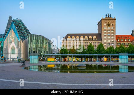 Sonnenaufgangsblick an der Universität Leipzig in Deutschland. Stockfoto