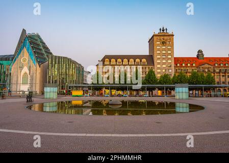 Sonnenaufgangsblick an der Universität Leipzig in Deutschland. Stockfoto