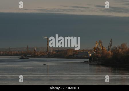 Frachthafen auf der Wolga bei Yaroslavl Stockfoto
