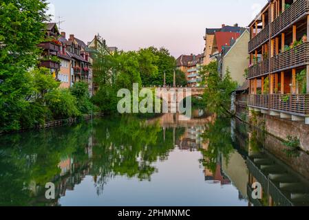 Farbenfrohe Häuser am Ufer des Flusses Pegnitz in Zentral-Nürnberg. Stockfoto
