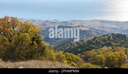 Blick vom Hang des Berges Ai-Georgiy in Richtung des Berges Kazanly über dem Kapseltal in der Nähe der Stadt Sudak, Krim, Russland. Stockfoto